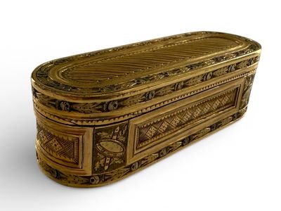 TABATIERE en pomponne deux ors, jaune et rose, de forme ovale, à décor