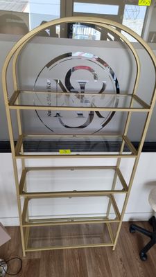 Etagère à 5 niveaux en métal doré et plateaux en verre.