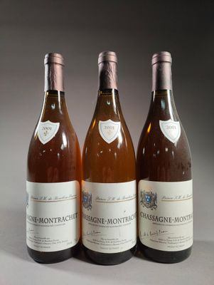 trois bouteilles de vin posées sur une table l'une à côté de l'autre