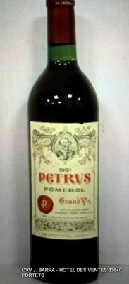 une bouteille de vin posée sur une table