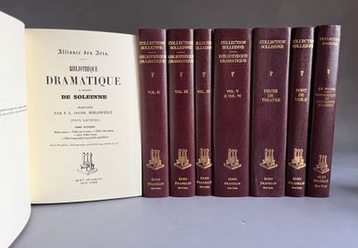 plusieurs livres posés sur une table, dont l'un est ouvert pour en montrer le contenu