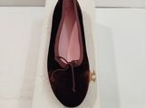 une petite boîte sur laquelle est posée une paire de chaussures