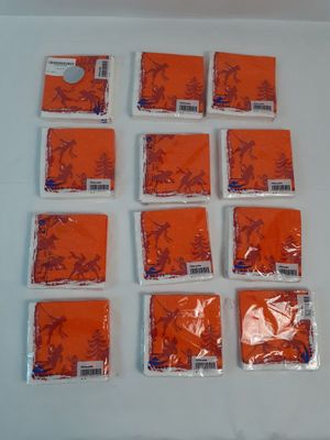 beaucoup de serviettes orange sur une table blanche