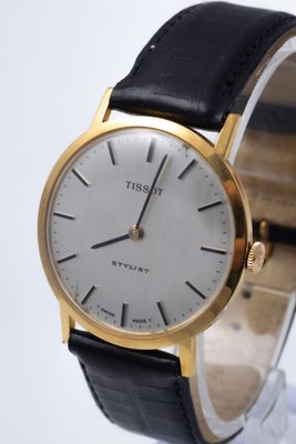 un gros plan d'une montre-bracelet au boîtier en or