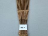 un gros plan sur un bouquet de tiges de bambou posé sur une table
