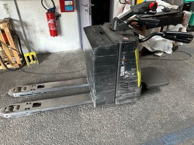 une photo d'un chariot élévateur garé dans un garage