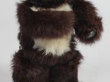 un ours en peluche marron attaché à une chaîne