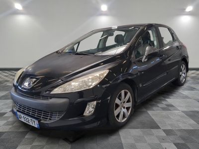 la photo d'une voiture noire garée dans un garage