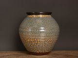 un vase posé sur une table en bois