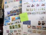 un réfrigérateur recouvert d'une multitude de timbres et de post-it