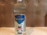une bouteille d'alcool posée sur une table dans un restaurant