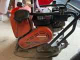 une petite machine posée sur le sol