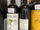des bouteilles de vin sont alignées sur une étagère dans un magasin