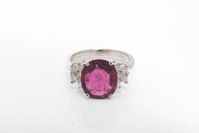 une bague en tourmaline rose et diamant