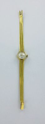 montre de couleur or jaune, avec un cadran blanc et un bracelet doré