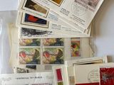 beaucoup de cartes postales et d'enveloppes sur la table