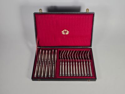 un coffret contenant un service d'argenterie