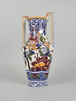 un vase avec un motif floral posé sur une table