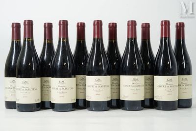 six bouteilles de vin sont alignées sur une table