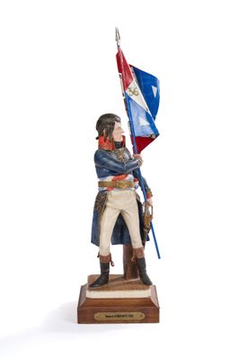 figurine d'un homme tenant un drapeau sur une base en bois