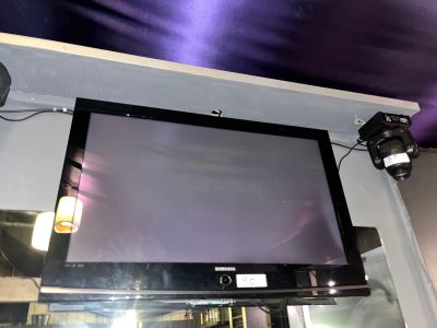 un téléviseur à écran plat fixé au mur d'une pièce