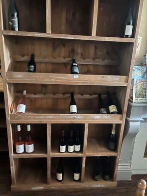 de nombreuses bouteilles de vin sur les étagères de la pièce