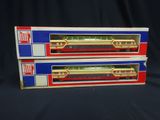deux boîtes de petits trains posées sur une surface noire
