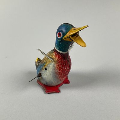 un canard en peluche posé sur une table