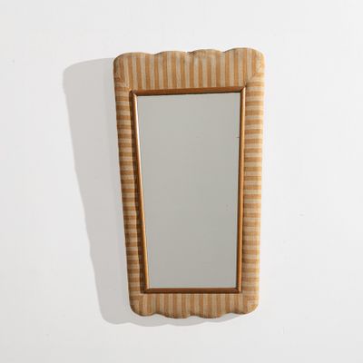 un miroir avec un cadre en bois accroché au mur