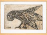 Une image représentant un oiseau est exposée dans un cadre en bois.