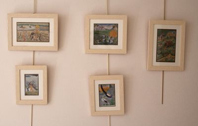 quatre tableaux accrochés au mur d'une pièce