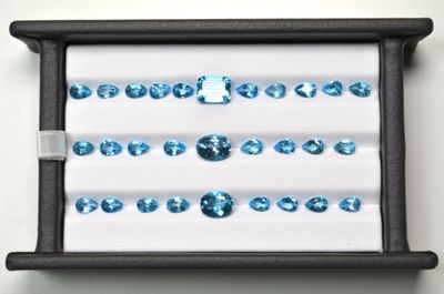 Un lot de 20,30 cts de topazes bleues facettées (poids et ta…