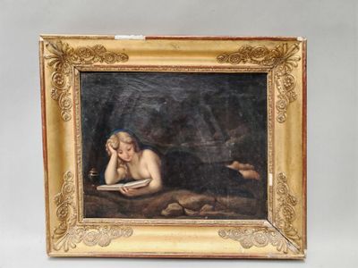 une peinture à l'huile représentant une femme nue en train de lire un livre, dans un cadre doré