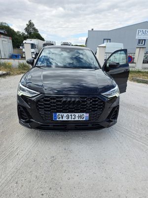 vue de face d'une voiture noire garée sur le bord de la route