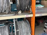 il y a beaucoup de tuyaux sur les étagères du magasin