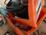 une boîte orange contenant tout un tas d'outils