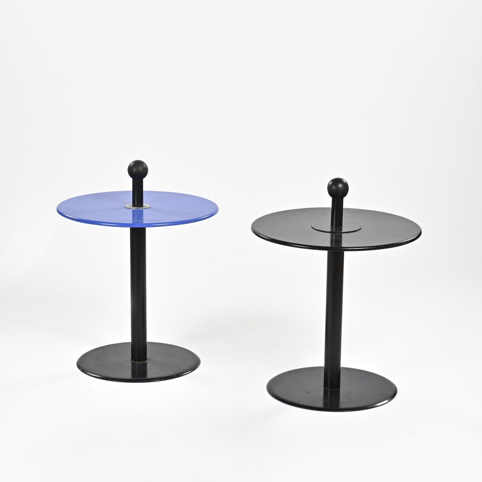 IKEA 1980 Paire de guéridons à base circulaire en métal laqué noir à fût cylindrique d'où finit un plateau en métal l...
