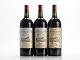 trois bouteilles de vin sont alignées sur une surface blanche