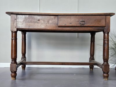 une table en bois surmontée d'un tiroir
