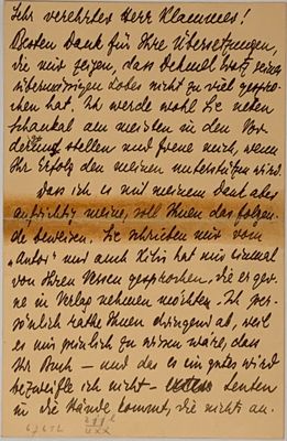 lettre manuscrite écrite à l'encre noire sur une feuille de papier