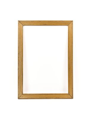 un cadre photo vide sur un mur blanc, avec un fond blanc