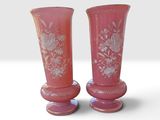 deux vases posés sur une surface blanche