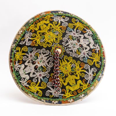 une image représentant une horloge composée de perles sur fond blanc