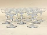 six verres à vin transparents posés sur une table blanche