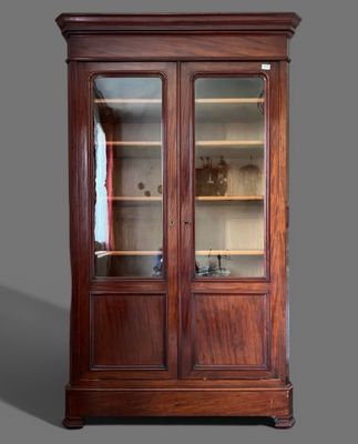 image d'un meuble en bois avec des portes en verre et des étagères