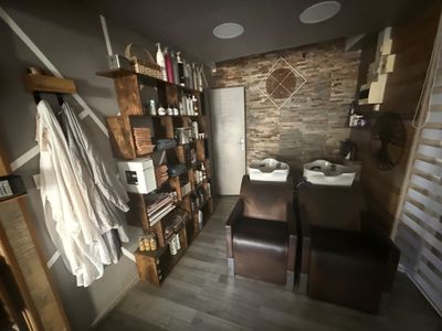 une photo d'une salle de bains avec un lavabo et un porte-serviettes