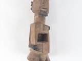 l'image d'une statue en bois représentant un homme coiffé d'un chapeau