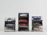 six modèles différents de voitures dans une vitrine