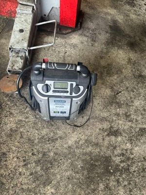 une radio posée par terre à côté d'une borne d'incendie