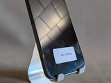 un téléphone portable posé sur un support